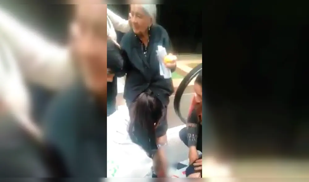 La anciana fue auxiliado por clientes del centro comercial. La anciana fue auxiliado por clientes del centro comercial.