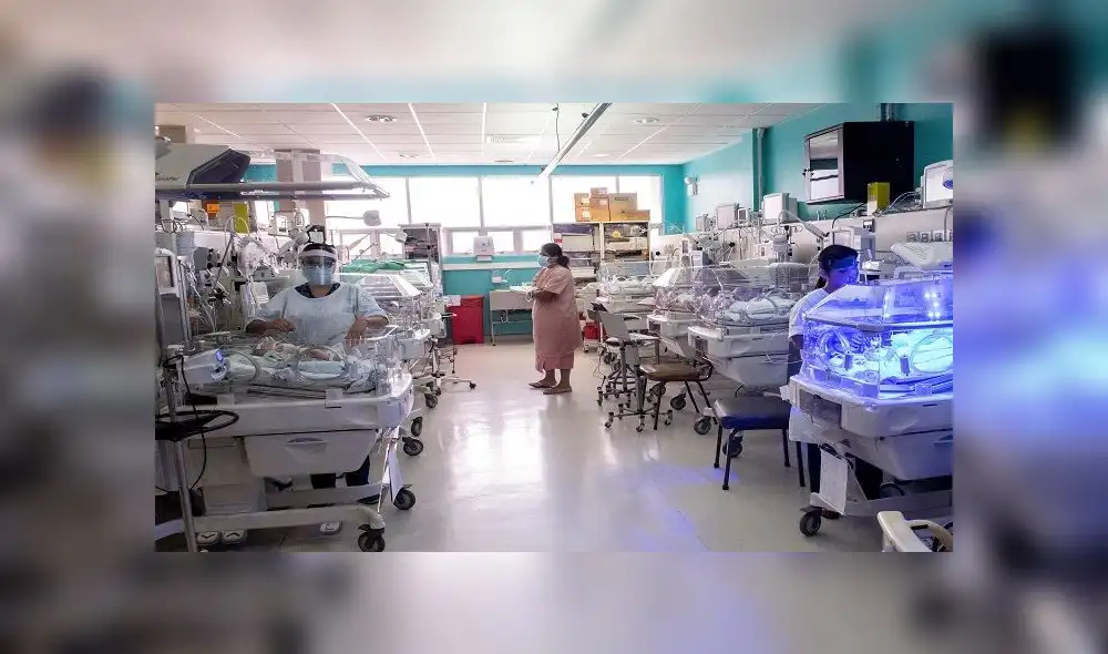 A woman (C) visits her newborn baby in the Neonatology unit of the Mexico Hospital in San Jose, Costa Rica, on April 28, 2020, following the implementation of strict measures to prevent the spread of the COVID-19 coronavirus. (Photo by Ezequiel BECERRA / AFP) A woman (C) visits her newborn baby in the Neonatology unit of the Mexico Hospital in San Jose, Costa Rica, on April 28, 2020, following the implementation of strict measures to prevent the spread of the COVID-19 coronavirus. (Photo by Ezequiel BECERRA / AFP)