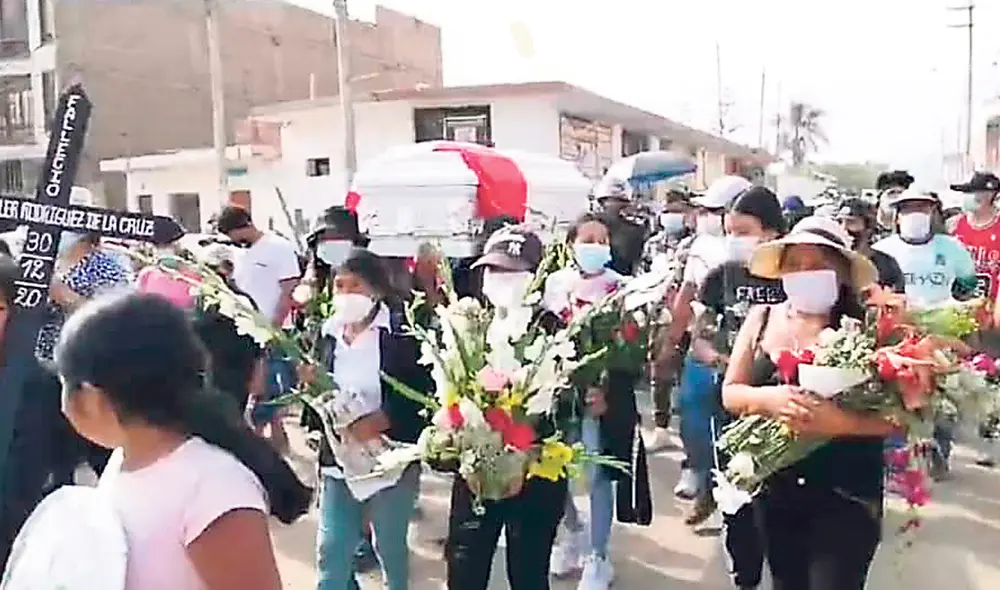Adiós. Nutrido cortejo al despedir a las víctimas en Virú. Foto: Corresponsal de Virú Adiós. Nutrido cortejo al despedir a las víctimas en Virú. Foto: Corresponsal de Virú
