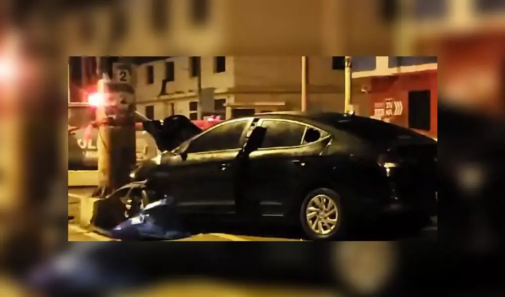 Enamorados fallecieron en choque de automóvil con un poste.