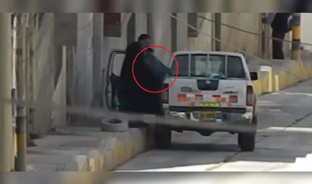Puno. Video muestra un presunto hurto de combustible de parte de la Policía. Puno. Video muestra un presunto hurto de combustible de parte de la Policía.