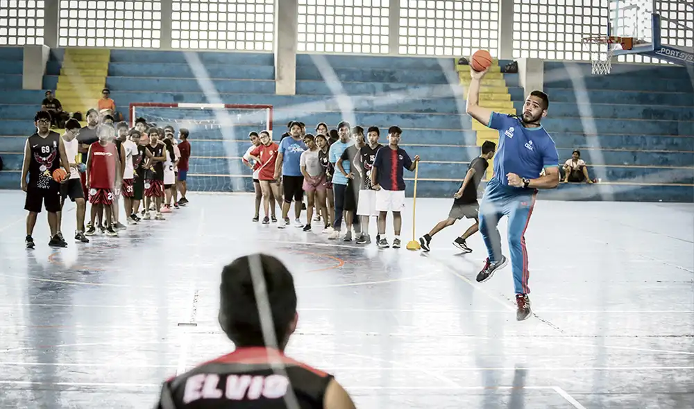 Profesor de handball José Bolaños enseñando cómo hacer una anotación. Foto: John Reyes