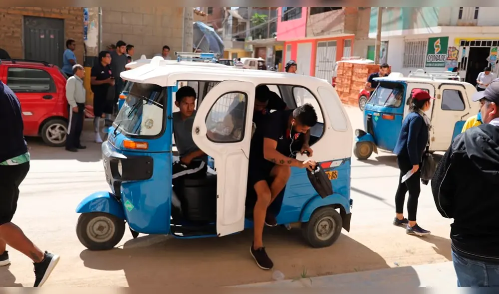 Jugadores del Alianza Universidad llegaron al partido contra Pirata FC a bordo de mototaxis [VIDEO]