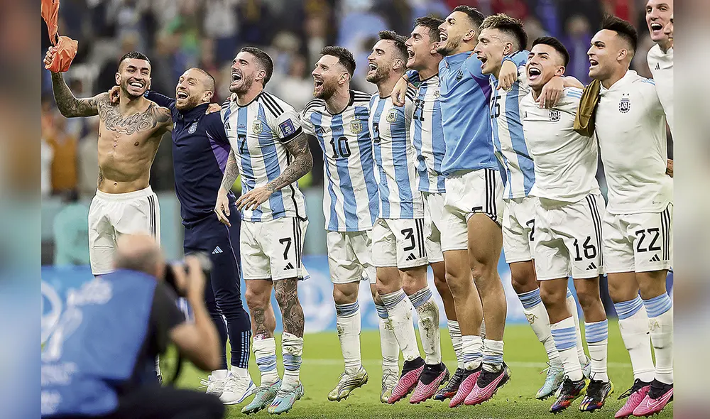 Jugadores de la Selección de Argentina celebraron con la hincha su pase a la final de Qatar 2022. Foto: EFE Jugadores de la Selección de Argentina celebraron con la hincha su pase a la final de Qatar 2022. Foto: EFE