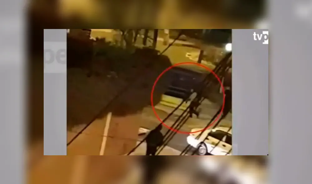 Sujetos intentaron robar una minivan en el cruce de los jirones Almudena y Madrileña, en San Luis. Foto: Captura/TVPerú Sujetos intentaron robar una minivan en el cruce de los jirones Almudena y Madrileña, en San Luis. Foto: Captura/TVPerú