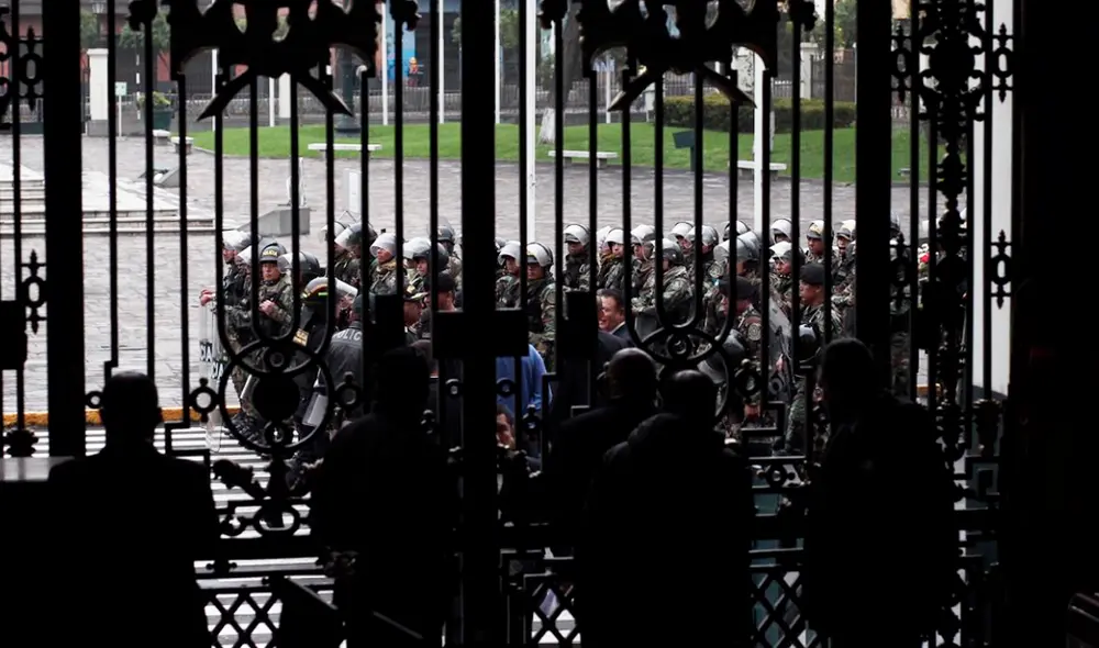 Excongresistas ingresaron al Parlamento en medio de reclamos de ciudadanos [FOTOS]