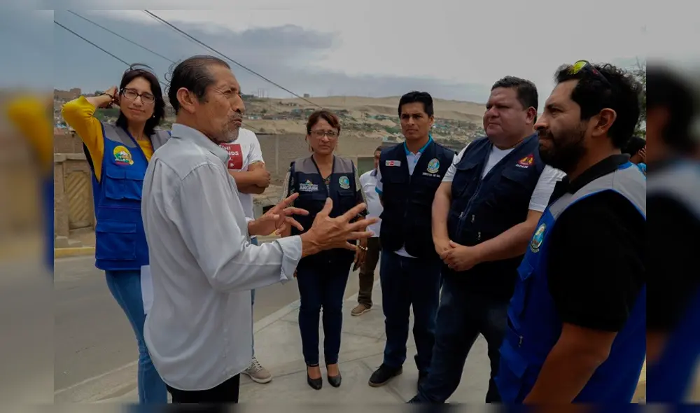 Funcionarios reunidos. Funcionarios reunidos.