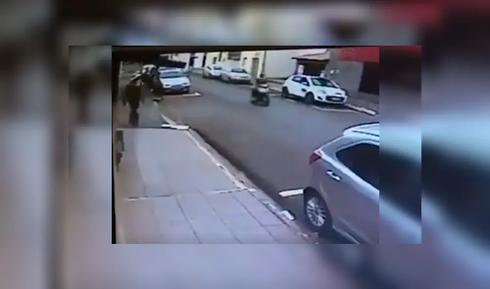 Cámara de seguridad de una calle captó el insólito incidente que sufrió el hombre cuando caminaba tranquilamente por una acera. La escena se hizo viral en Facebook Cámara de seguridad de una calle captó el insólito incidente que sufrió el hombre cuando caminaba tranquilamente por una acera. La escena se hizo viral en Facebook