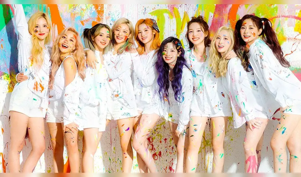 Desliza para ver más fotos de TWICE y su MV "Fanfare". Créditos: JYP Entertainment