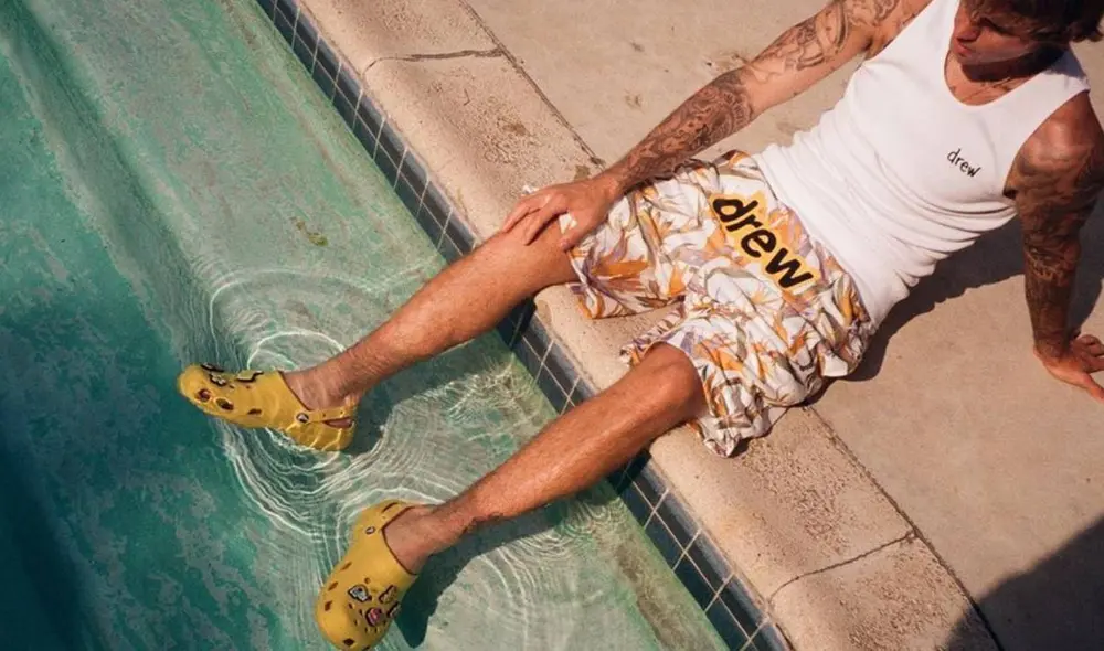 Las Crocs del intérprete de “Yummy” son de color amarillo y tienen varios adornos. Foto: instagram