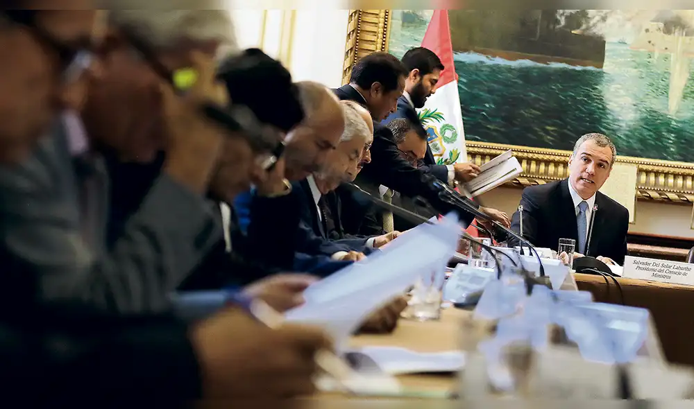 Del Solar niega despilfarro en consultorías que contrata el Estado