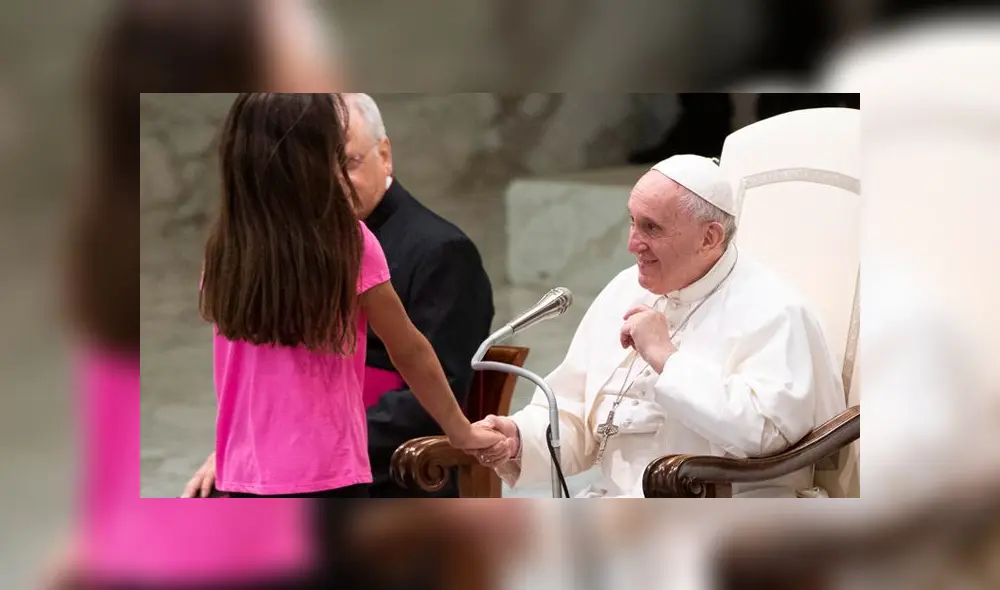 Niña interrumpe audiencia del Papa Francisco en el Vaticano