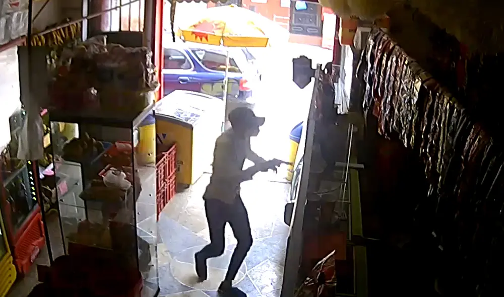 Todo quedó registrado. Ladrones se llevaron un celular y cerca de 1.000 soles en efectivo. Foto: captura de video / Difusión Todo quedó registrado. Ladrones se llevaron un celular y cerca de 1.000 soles en efectivo. Foto: captura de video / Difusión