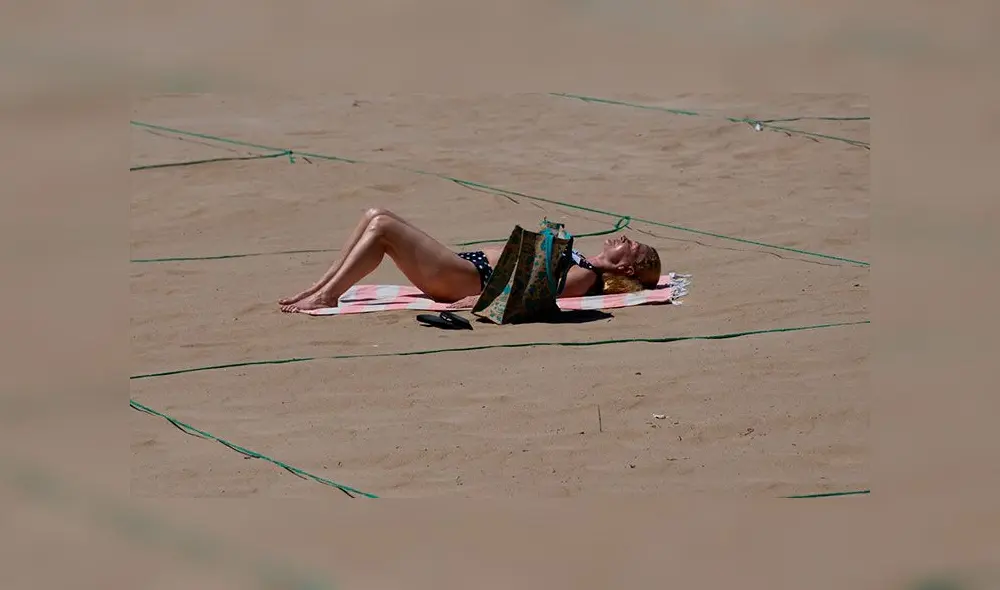 Los bañistas acudieron a las playas con algunas restricciones. Foto: AFP