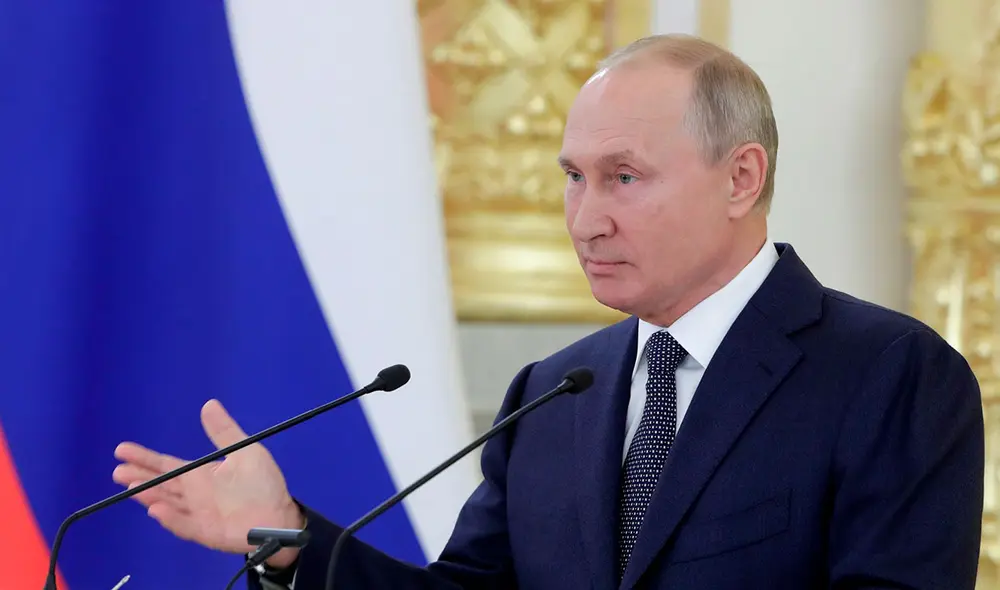 Vladimir Putin ha destacado en varias ocasiones la valía de la vacuna rusa contra el coronavirus, que ha sido criticada por lo rápido que fue registrada sin haber completado las fases de desarrollo. Foto: EFE