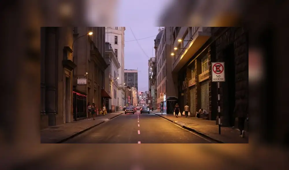 Algunas calles del Centro de Lima lucen menos vacías que un fin de semana habitual. Ciudadanos esperan pronunciamiento de presidente a las 8 de la noche. (Foto: Aldair Mejía)