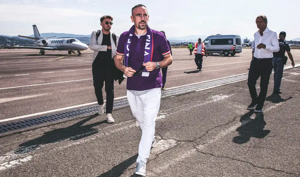 Frank Ribery firmó por temporadas con la Fiorentina y en su presentación apareció el escudo de Universitario de Deportes. | Foto: @acffiorentina Frank Ribery firmó por temporadas con la Fiorentina y en su presentación apareció el escudo de Universitario de Deportes. | Foto: @acffiorentina