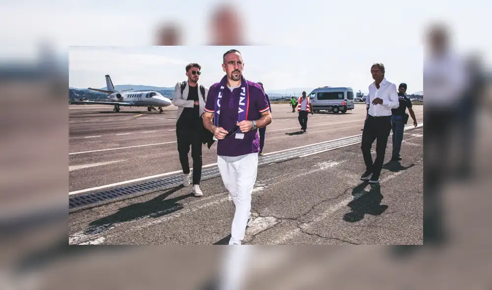 Franck Ribéry viajó hasta Florencia para estampar su firma por la Fiorentina. Franck Ribéry viajó hasta Florencia para estampar su firma por la Fiorentina.
