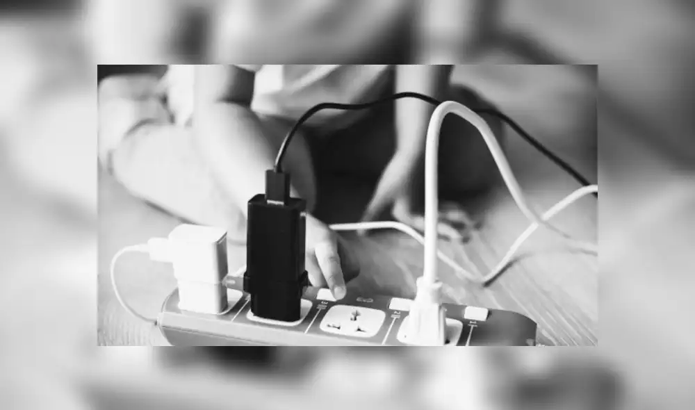 El pequeño logró sobrevivir a la potente descarga eléctrica.