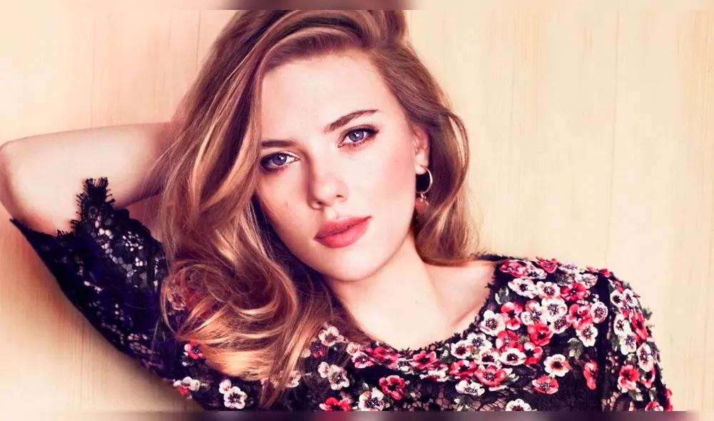 Scarlett Johansson luce increíble escote tras someterse a una reducción de busto