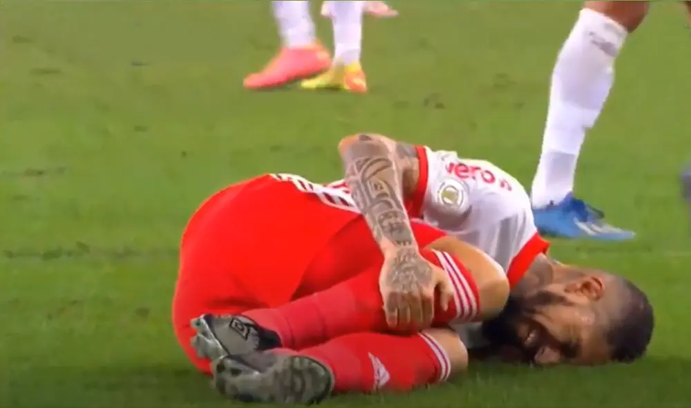 Inmediatamente después del impacto, el peruano solicitó atención médica. Foto: Captura TV/Premiere. Inmediatamente después del impacto, el peruano solicitó atención médica. Foto: Captura TV/Premiere.