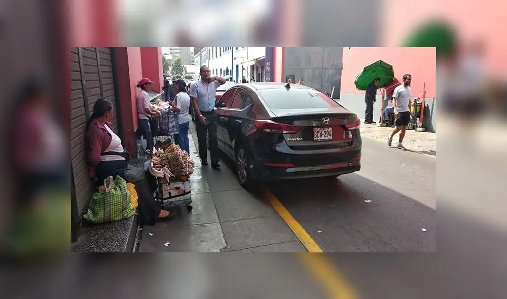 #YoDenuncio: ambulantes no dejan transitar a transeúntes 