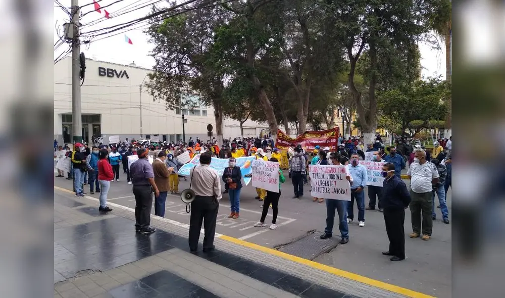 Trabajadores exigen el pago de gratificación.