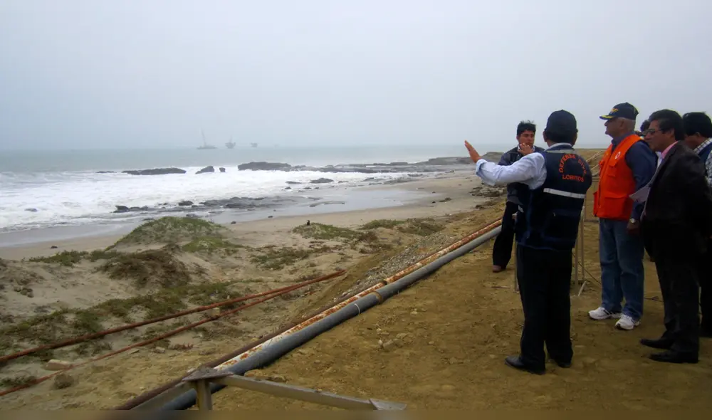 Autoridades inspeccionan posible contaminación del mar. Autoridades inspeccionan posible contaminación del mar.