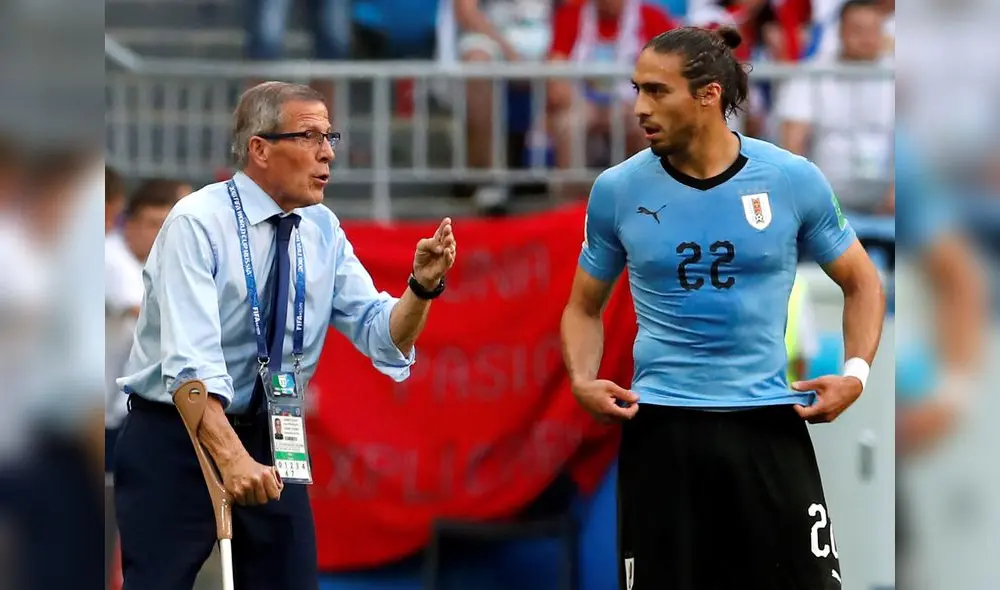 atento. Tabárez le da una indicación a Martín Cáceres, que apunta a ser titular.
