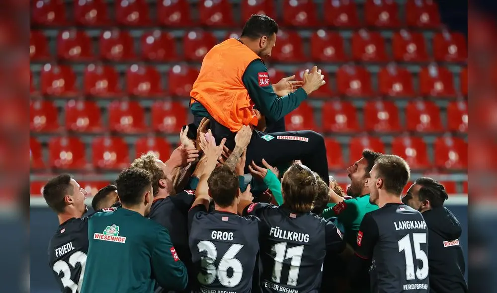 Claudio Pizarro fue lanzado por los aires por sus compañeros del Werder Bremen. | Foto: AFP Claudio Pizarro fue lanzado por los aires por sus compañeros del Werder Bremen. | Foto: AFP