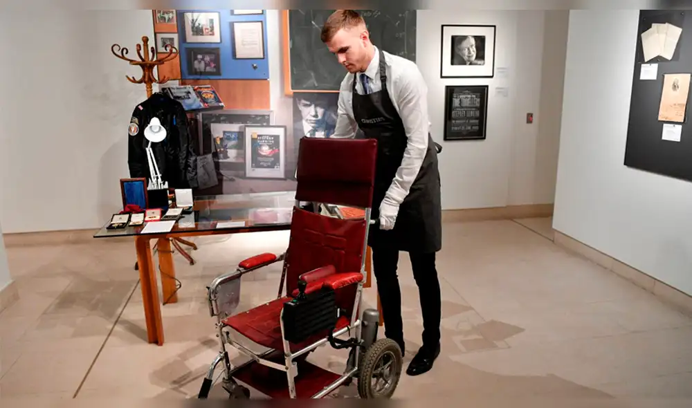Subastaron silla de ruedas y tesis doctoral de Stephen Hawking