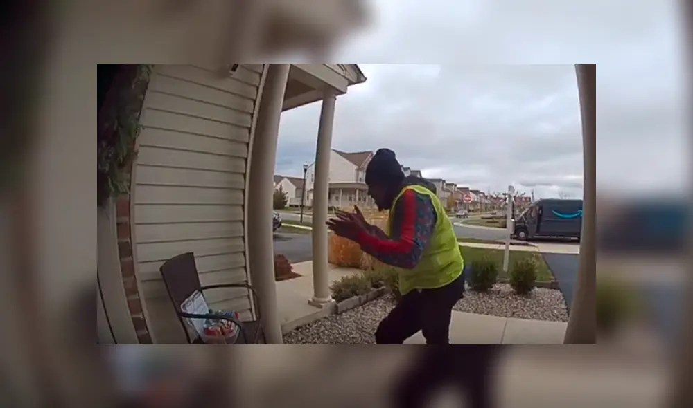 Vía Facebook. El curioso episodio quedó registrado por la cámara de seguridad de una casa a la que el trabajador fue a hacer una entrega Vía Facebook. El curioso episodio quedó registrado por la cámara de seguridad de una casa a la que el trabajador fue a hacer una entrega