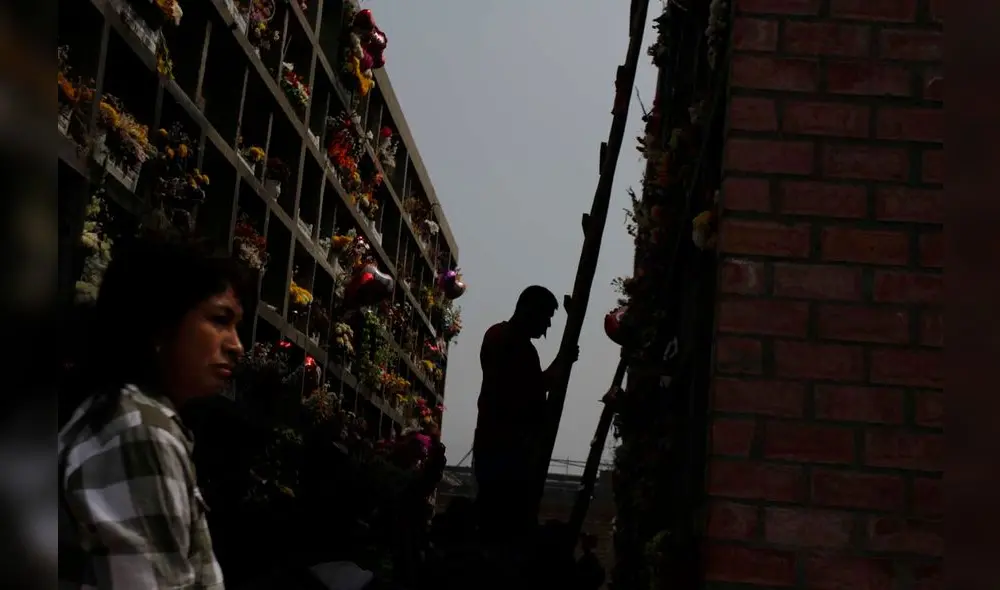 Miles visitan cementerios Padre Eterno, El Ángel y Collique para rendir homenaje a sus madres [FOTOS]