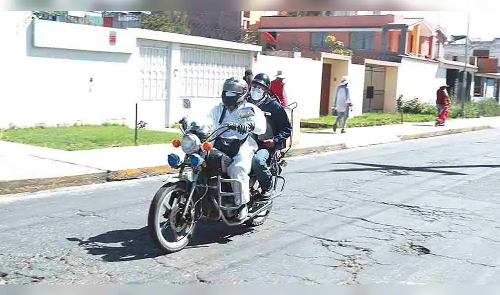 Motos. Algunos prestan el servicio en estas unidades y no guardan distancia social. Motos. Algunos prestan el servicio en estas unidades y no guardan distancia social.