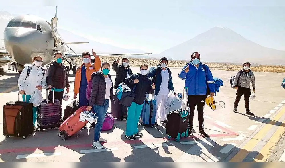 el dato  Equipo de profesionales de la salud arriba al aeropuerto de Arequipa. Reforzarán al diezmado personal médico regional .