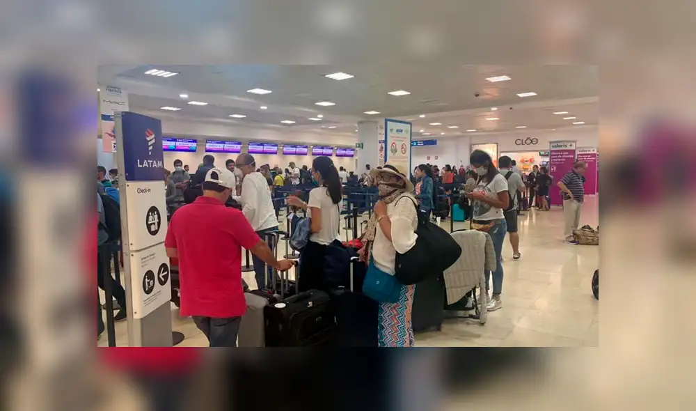 Turistas varados en Aeropuerto Internacional de Cancún. Foto: @ReynaCeciliaSM Turistas varados en Aeropuerto Internacional de Cancún. Foto: @ReynaCeciliaSM