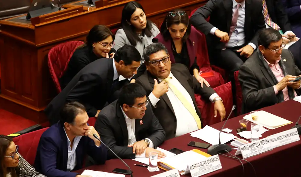 El fujimorista Mario Mantilla y colegas de bancada El fujimorista Mario Mantilla y colegas de bancada