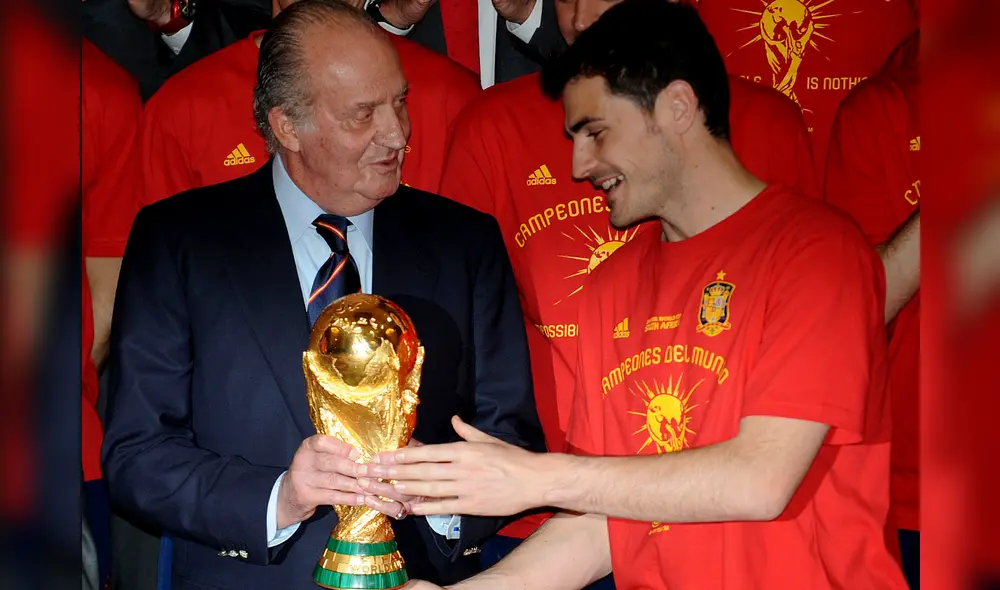 'San Iker' y el rey Juan Carlos de España con el trofeo de la Copa del Mundo. Foto: EFE.