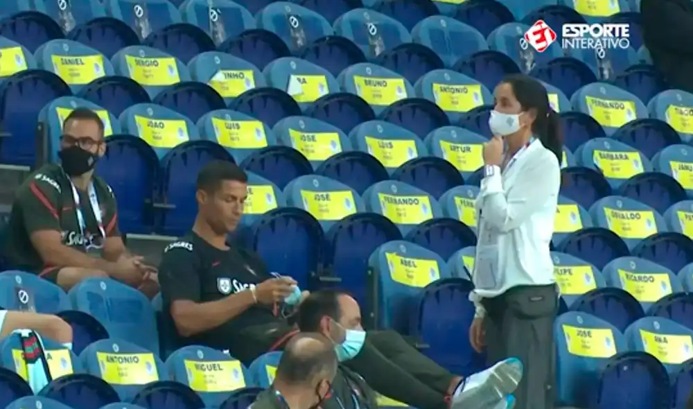 Una organizadora le pidió a Cristiano Ronaldo que use la mascarilla. Foto: Captura/Esporte Interativo