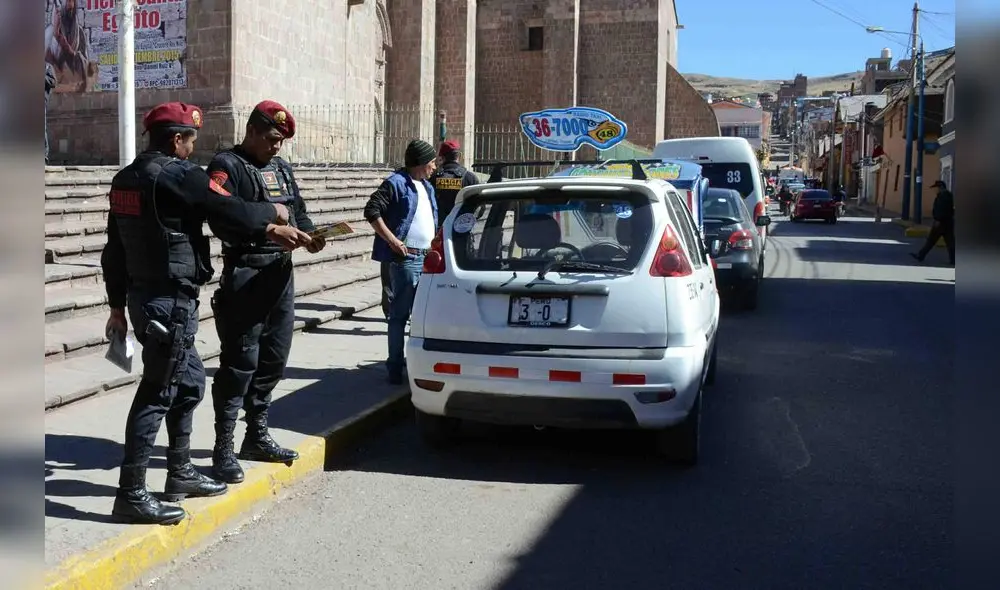 Agentes de la Policía se mostraron consternados por la circulación de taxis en Puno. Agentes de la Policía se mostraron consternados por la circulación de taxis en Puno.