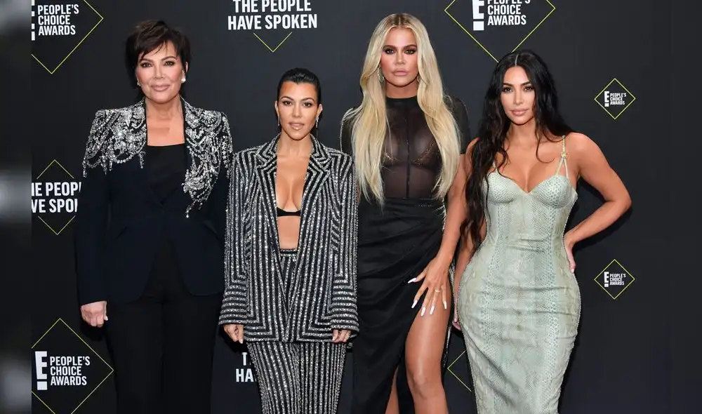 Kris Jenner y sus hijas Kourtney, Khloe y Kardashian sorprendidas en la alfombra roja de los People's Choice Awards 2019. Kris Jenner y sus hijas Kourtney, Khloe y Kardashian sorprendidas en la alfombra roja de los People's Choice Awards 2019.