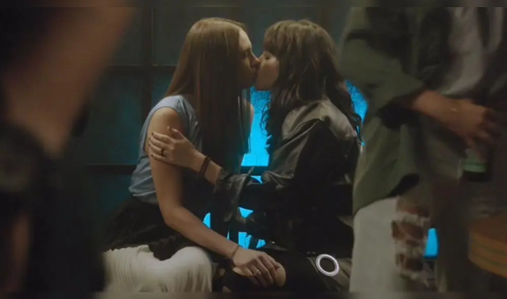 Emilia Drago da apasionado beso en la boca a famosa actriz mexicana Emilia Drago da apasionado beso en la boca a famosa actriz mexicana