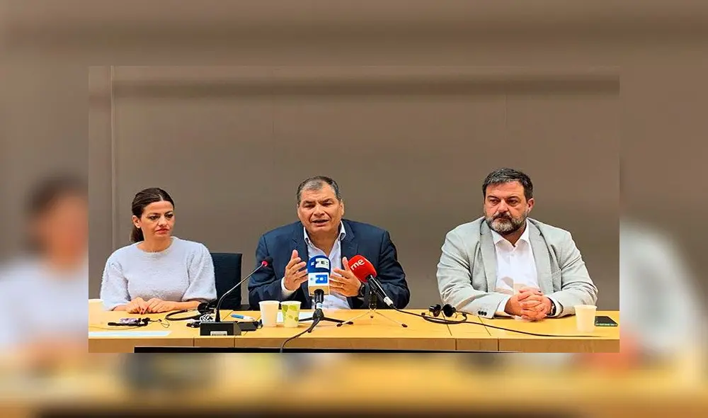 Rafael Correa (c) ofreció una rueda de prensa en el Parlamento Europeo. Foto: EFE