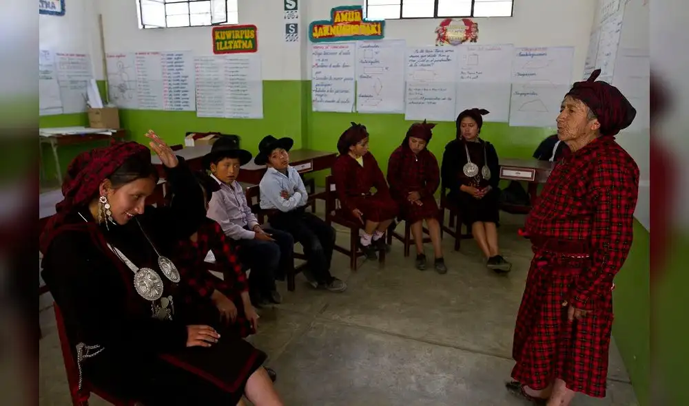 ESCUELA COLEGIO NIÑOS PUEBLO DE TUPE YAUYOS  LIMA . UNO DE LOS DISTRITOS DONDE HABLAN EL JAQARU DIFERENTE AL ESPAÑOL. EL JAQARU, LA LENGUA ANCESTRAL DE LIMA, ESTA A PUNTO DE DESAPARECER  