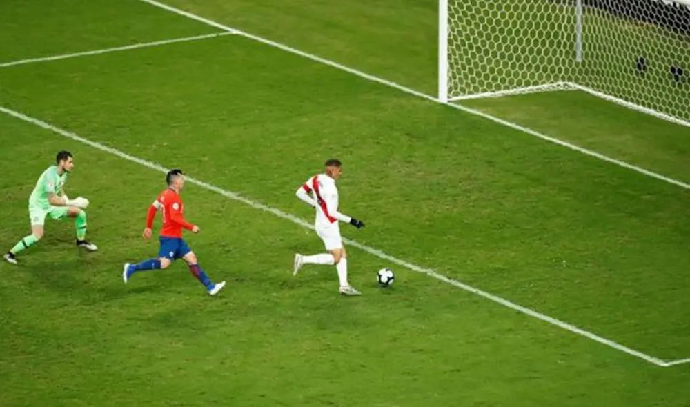 Paolo Guerrero marca el 3-0 ante Chile por las semifinales de la Copa América 2019. Foto: AFP.