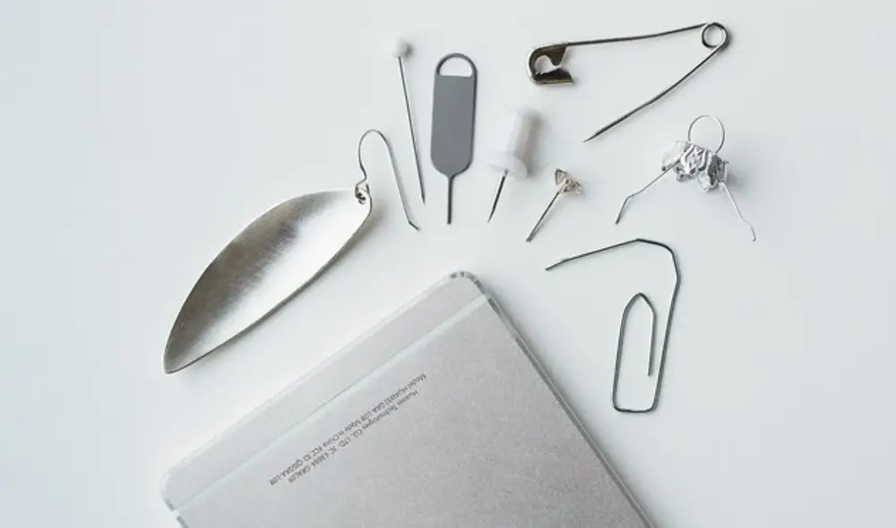 Aunque una de las maneras más comunes de retirar la tarjeta SIM del celular es usar un clip u otro objeto, expertos indican que esto no es lo recomendable. Foto: composición La República/NextPit