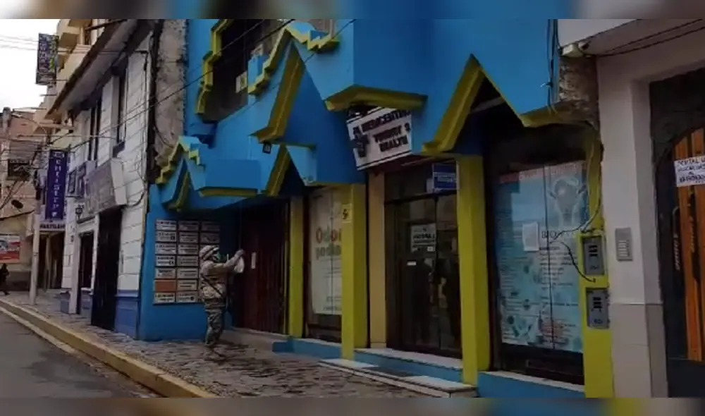 Vecinos entregan alimentos a militares y policías que resguardan cuarentena en Puno. Vecinos entregan alimentos a militares y policías que resguardan cuarentena en Puno.