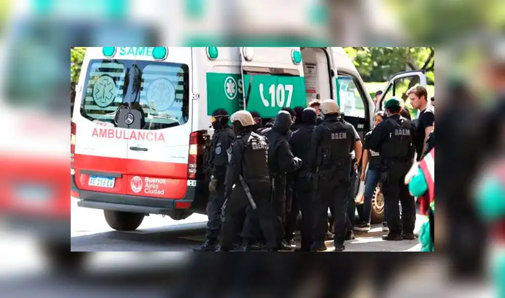 Hombre golpea a su pareja y toma a su hija de rehén en el interior de ambulancia [VIDEO]