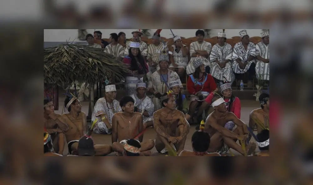 Un grupo de integrantes de una comunidad amazónica escuchando al Papa Francisco durante su visita a Puerto Maldonado en el 2018. (Foto: Jorge Cerdán /  Archivo La República)