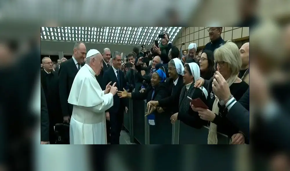 En el pasillo central del aula Pablo VI se vivió un momento hilarante. Foto: Telepace
